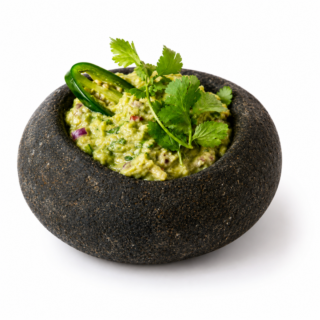 Guacamole v kamennej miske s koriandrom